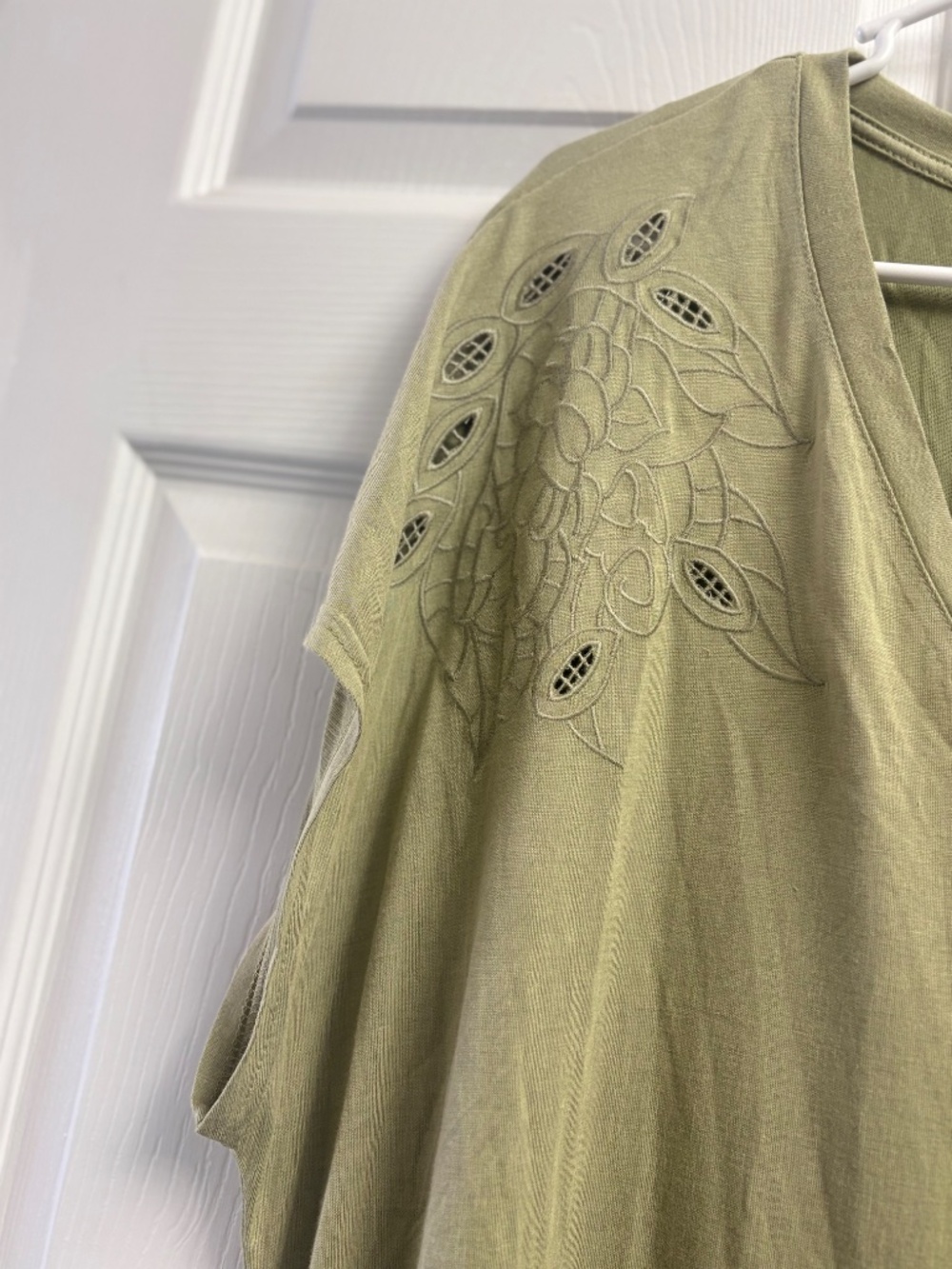 Women's New Jane + Delancey Green Floral Embroidered Blouse - Picture 3 of 5